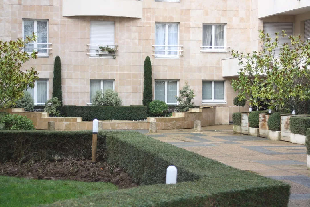 Pelouse tondue et entretenue, copropriété Ouest parisien