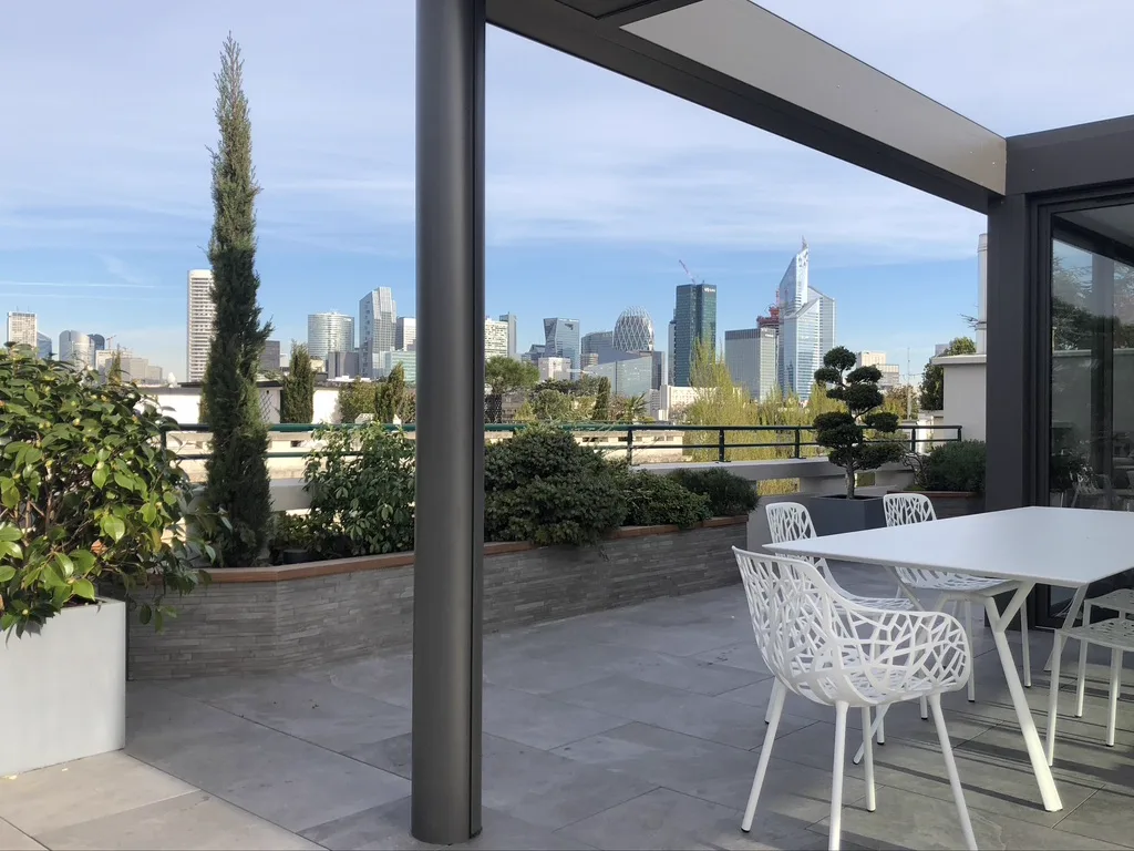 Terrasse rooftop avec vue La Défense, Paris